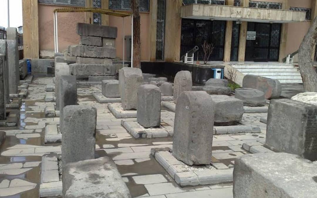 تعداد زیادی سنگ قبر در یک محوطه