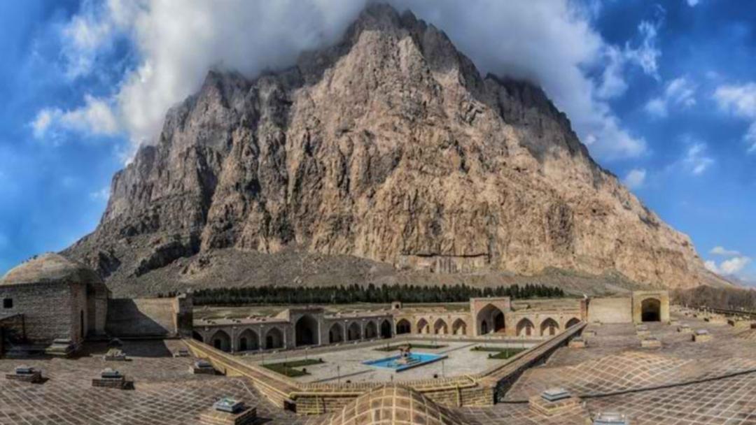 مجموعه تاریخی بیستون شممل کاروانسرای صفوی و کوه بیستون از نمای بالا
