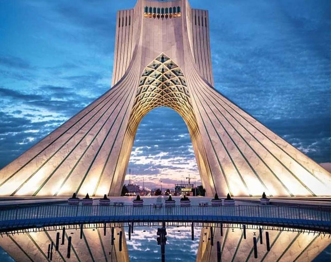 برج آزادی و استخر گرد بزرگی جلوی آن