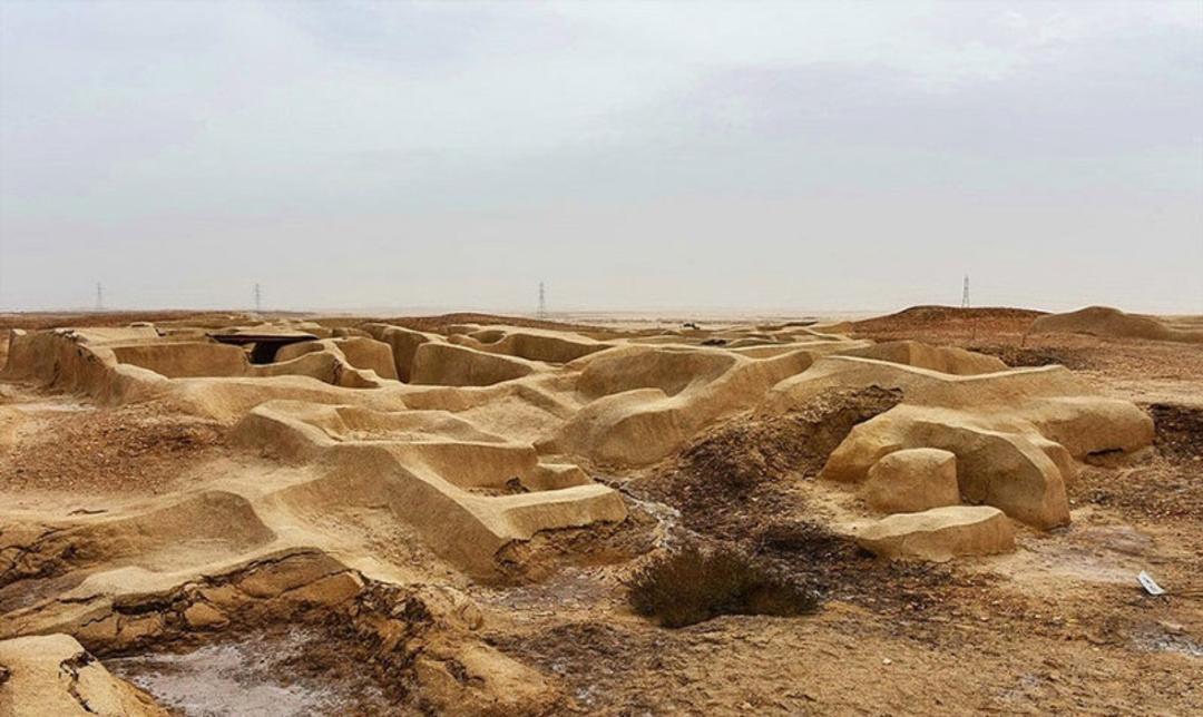 نمایی از شهر سوختم و قبرهای باستانی آن