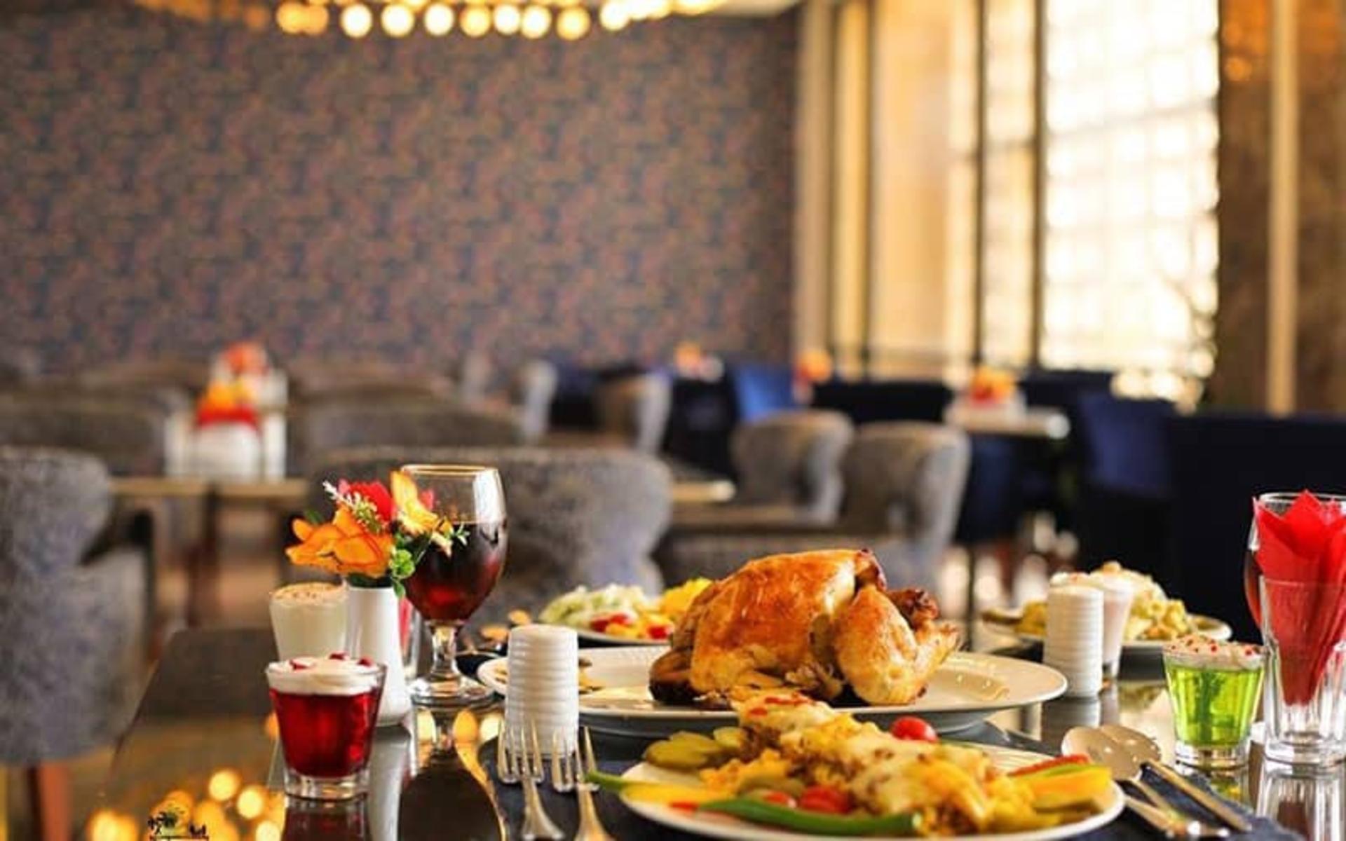 میز غذا با مخلفات در رستورانی شیک
