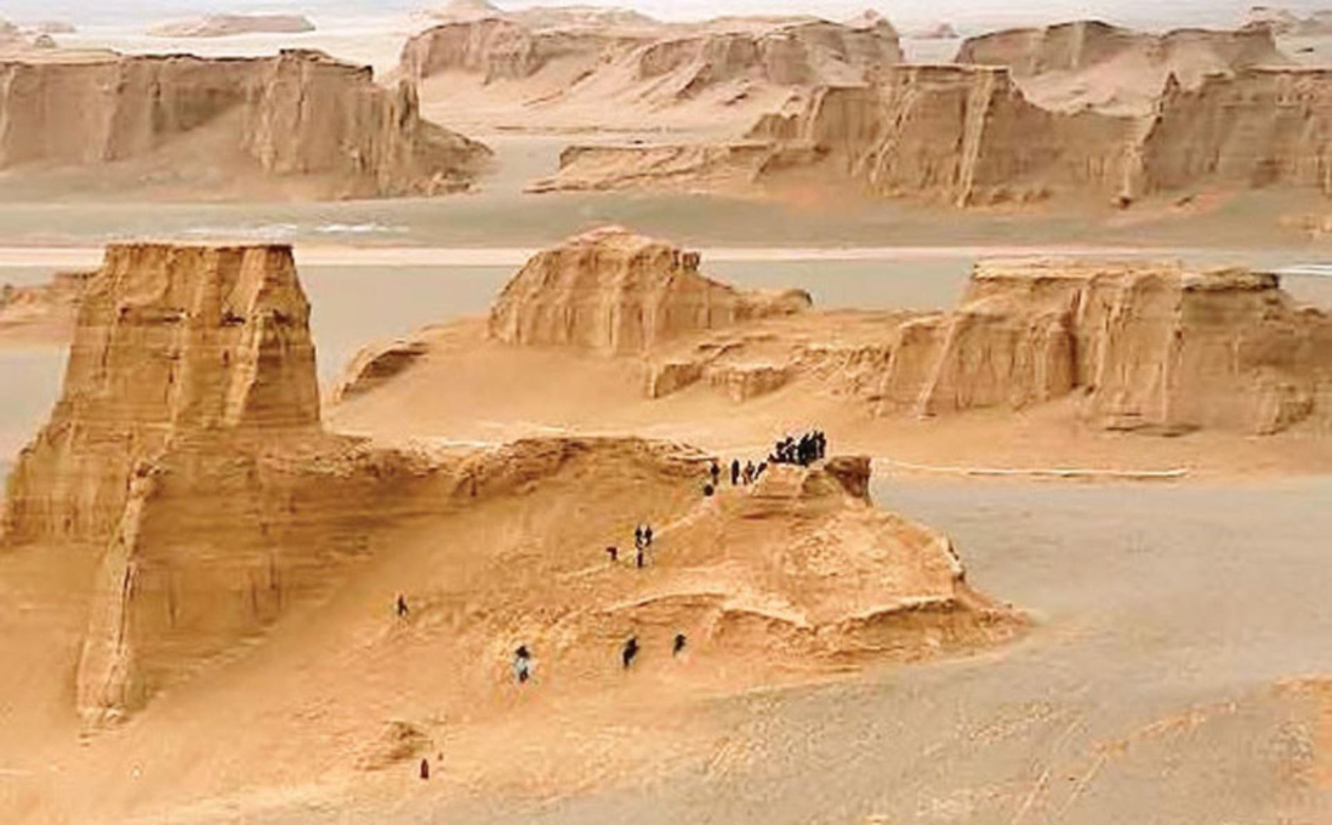 نمایی از کلوت و شنزارهای بیابان لوت