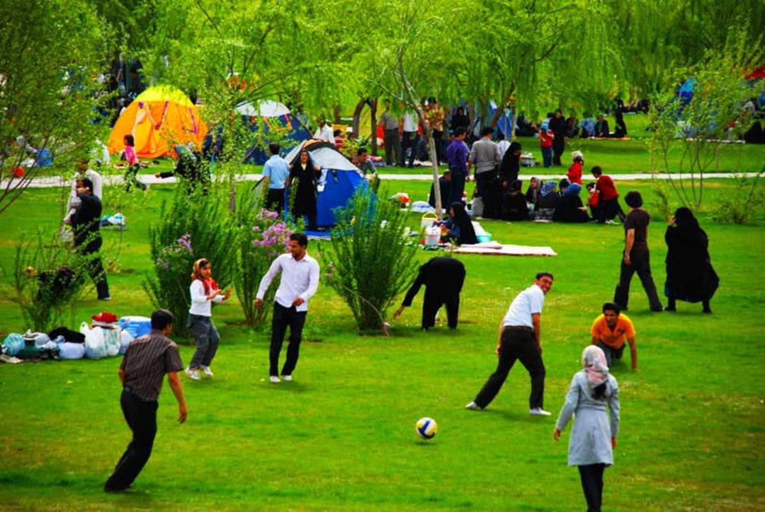 بازی و گذراندن سیزده بدر در طبیعت