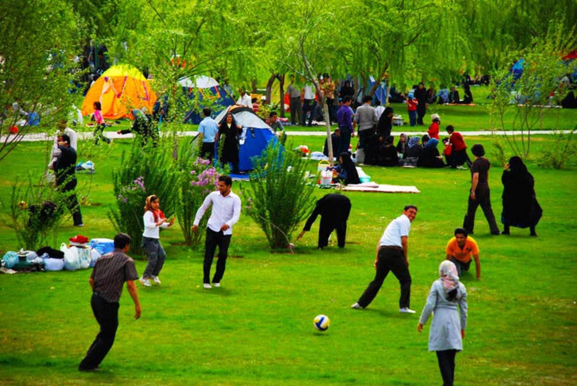 بازی و گذراندن سیزده بدر در طبیعت