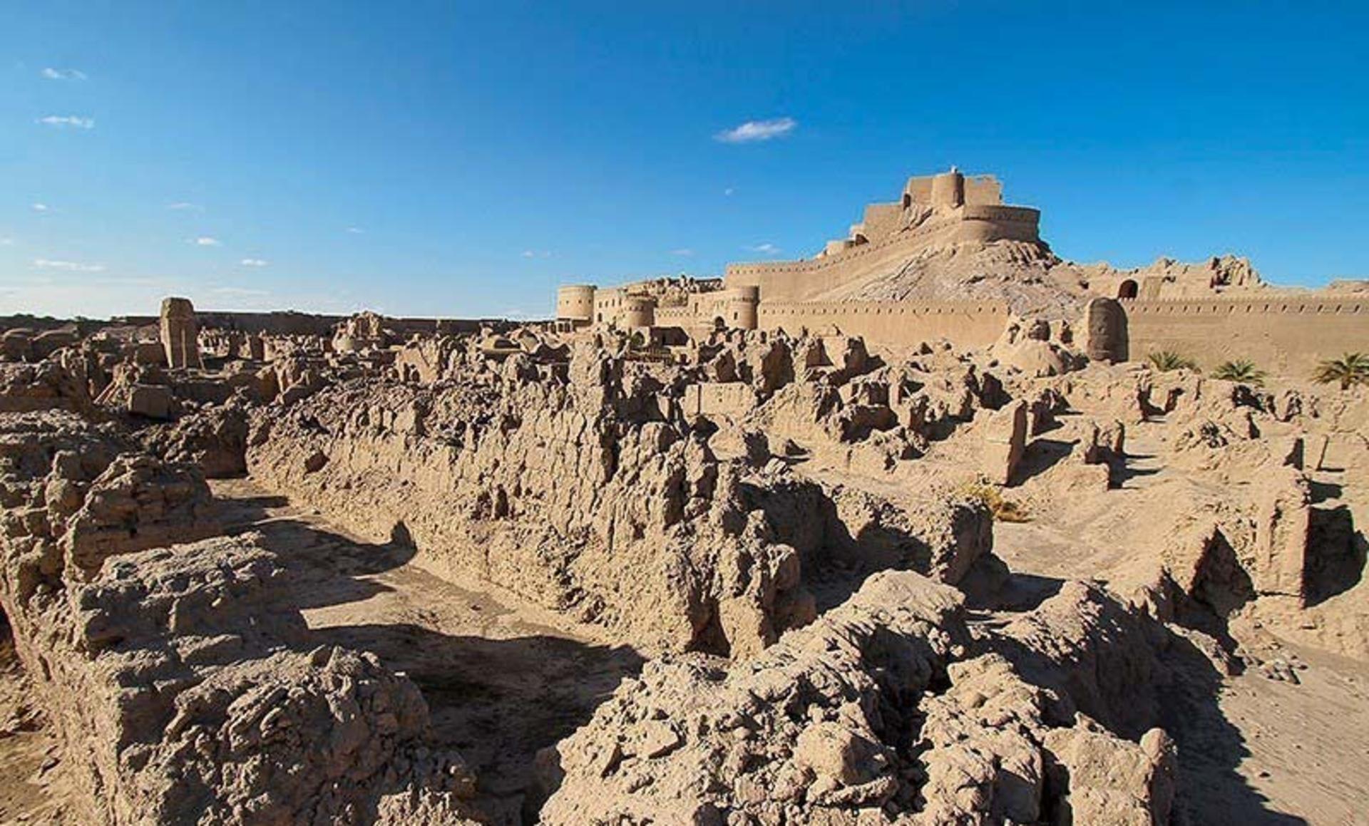 نمایی از محوطه تاریخی ارگ بم کرمان با باقی مانده بناها پس از زلزله بم