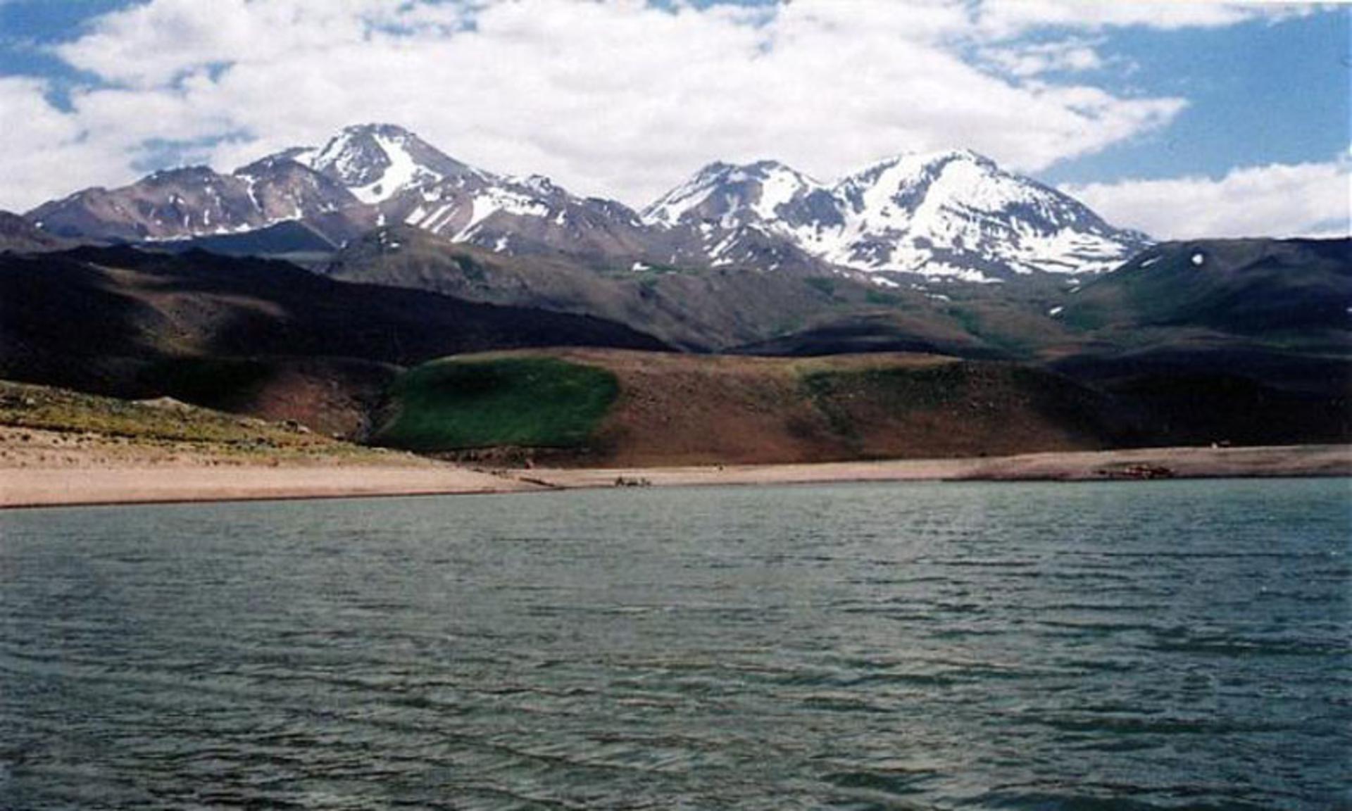منظره کوه سبلان و دریاچه طاووس گولی