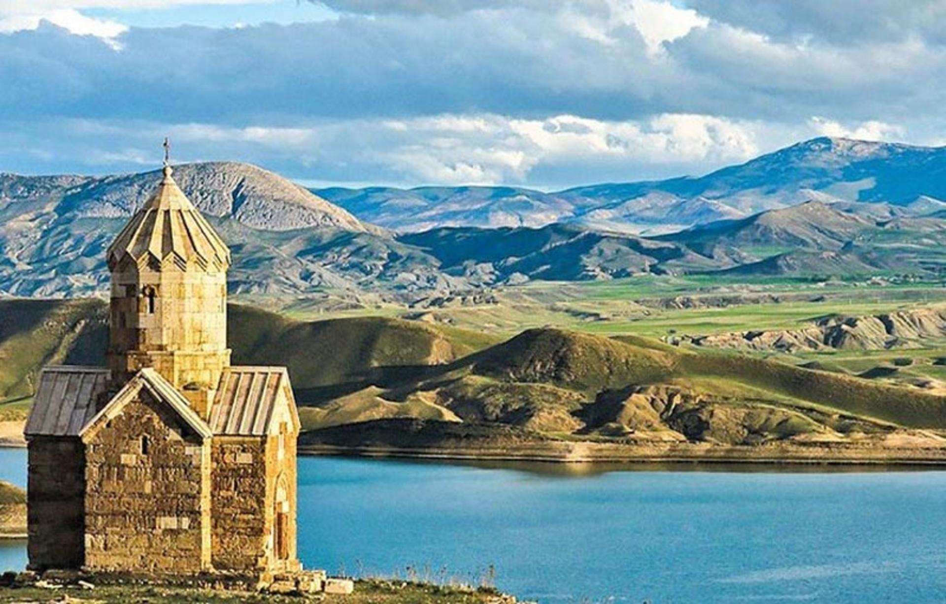 نمایی از بنای کلیسای مریم مقدس در ماکو