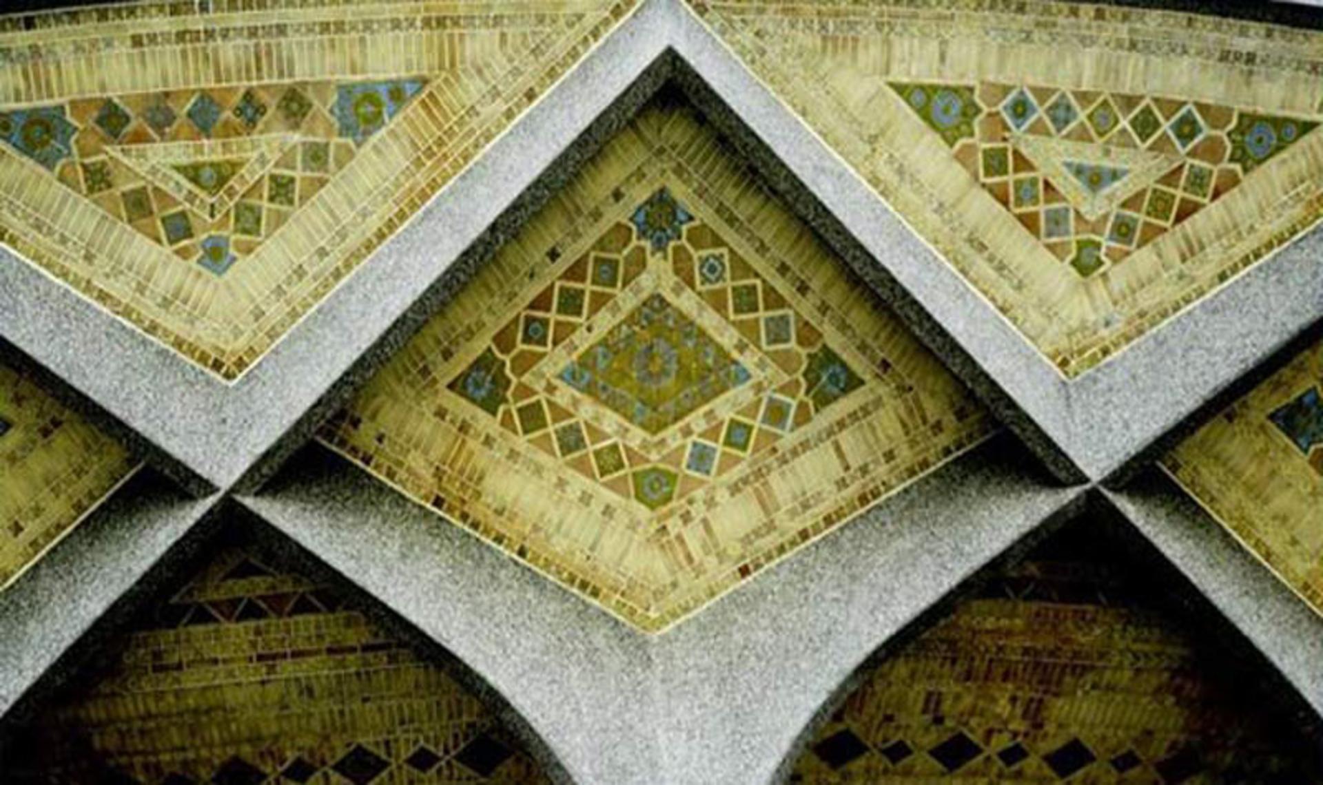 تزئین طاق هندسی تئاتر شهر با کاشی کاری