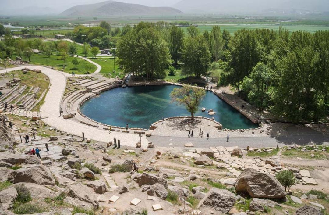 سراب بیستون از نمای بالای کوه بیستون و طبیعت و درختان اطراف آن