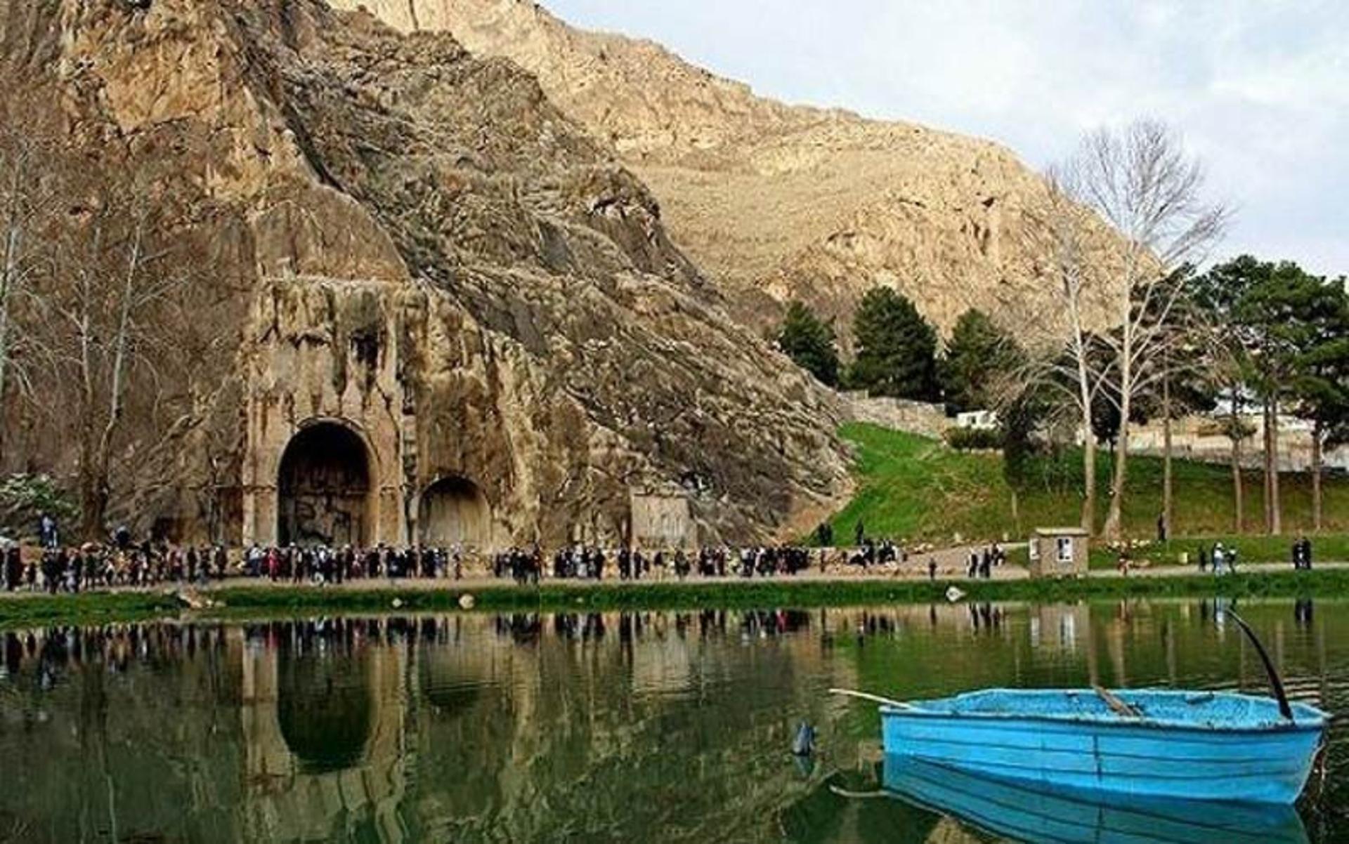 طاق بیستون در جوار دریاچه و کوه‌های اطراف آن
