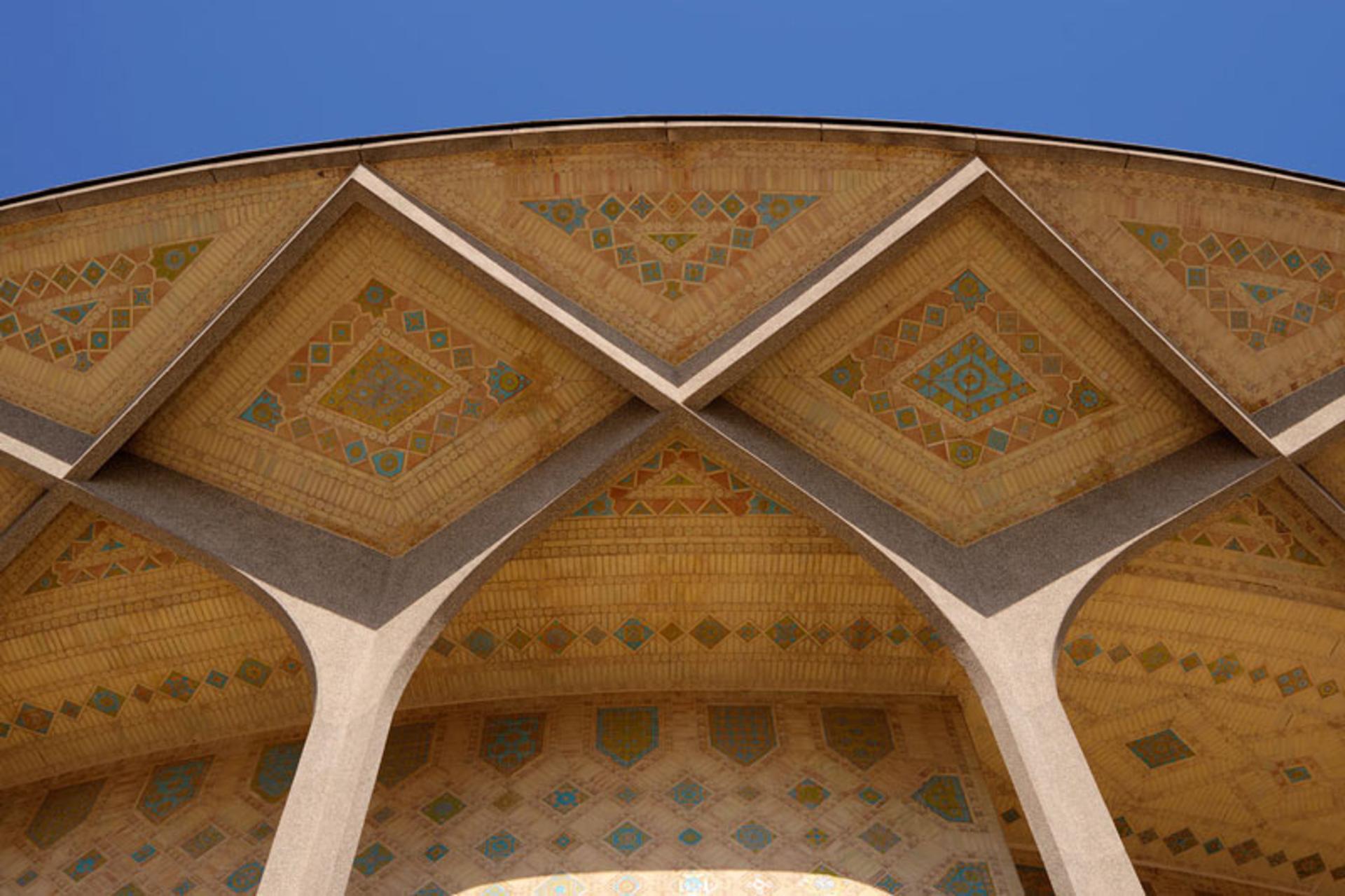 معماری ستون‌های بیرونی تئاتر شهر