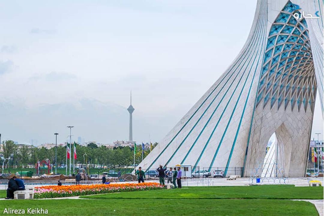برج آزادی و دورنمای برج میلاد