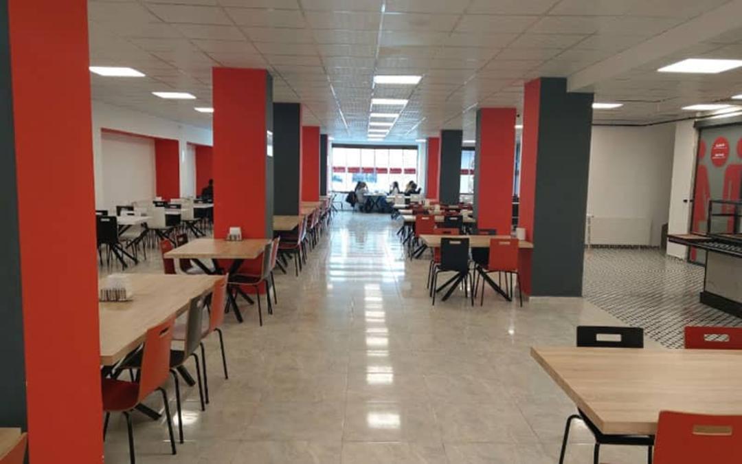 رستورانی بزرگ با ستون های قرمز و سیاه و کف مرمر