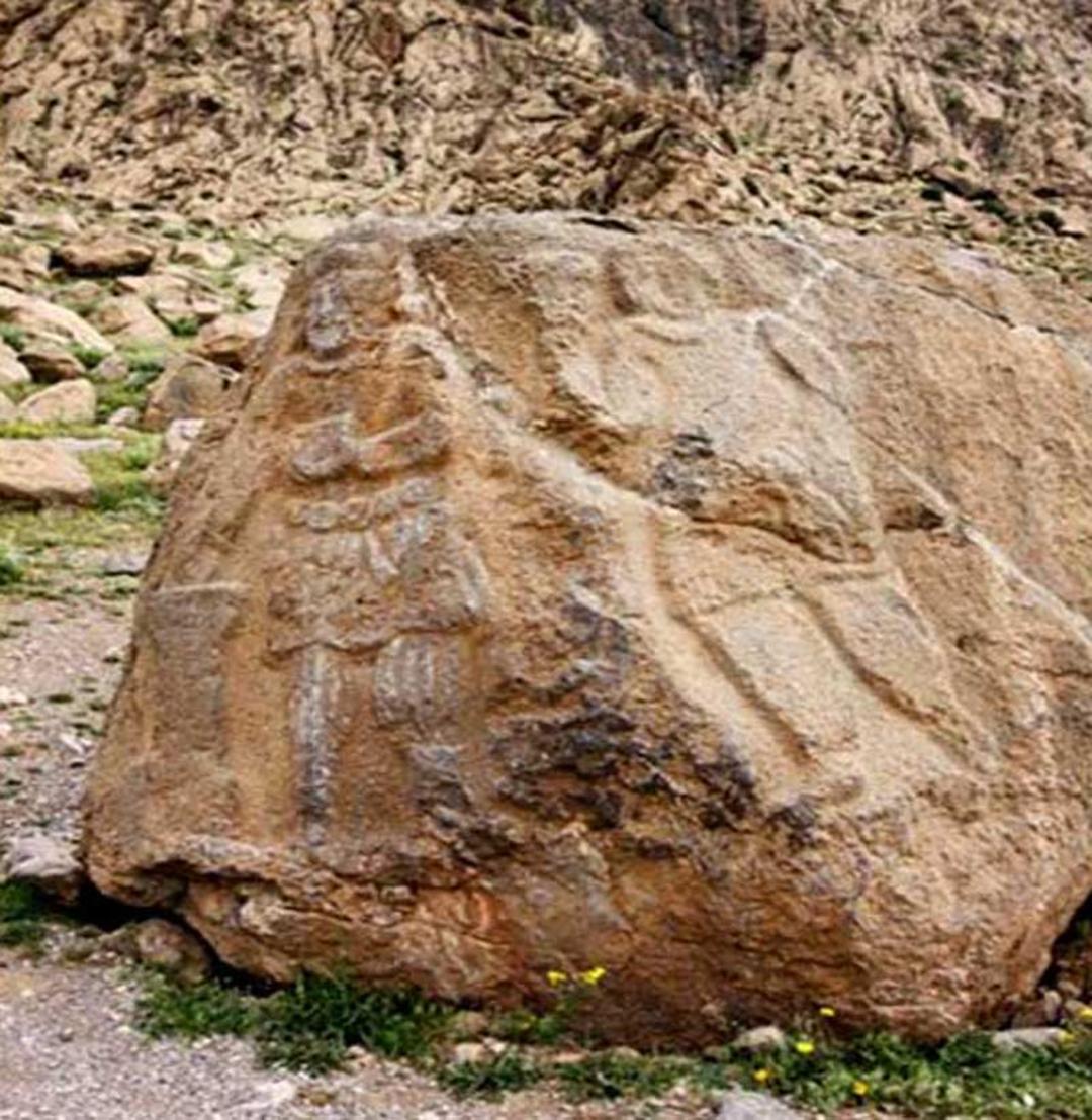 تخته سنگ بلاش در کوه بیستون