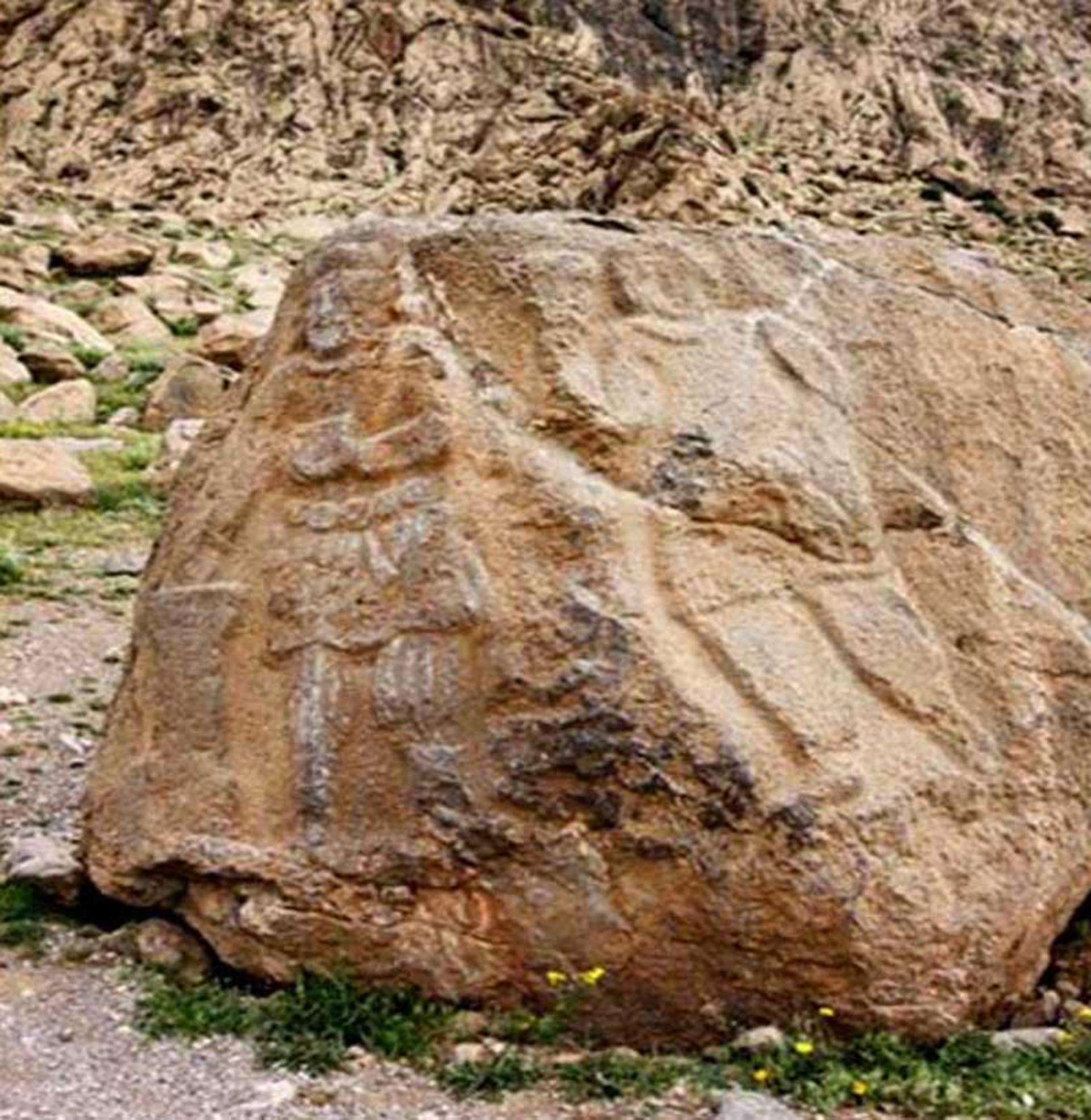تخته سنگ بلاش در کوه بیستون