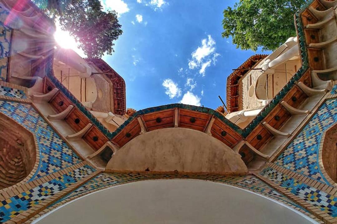 سقف سردر ورودی باغ شازده ماهان