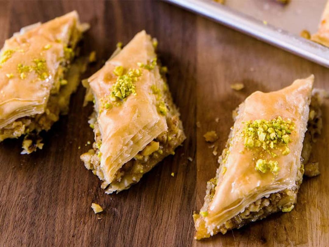 سه عدد باقلوا