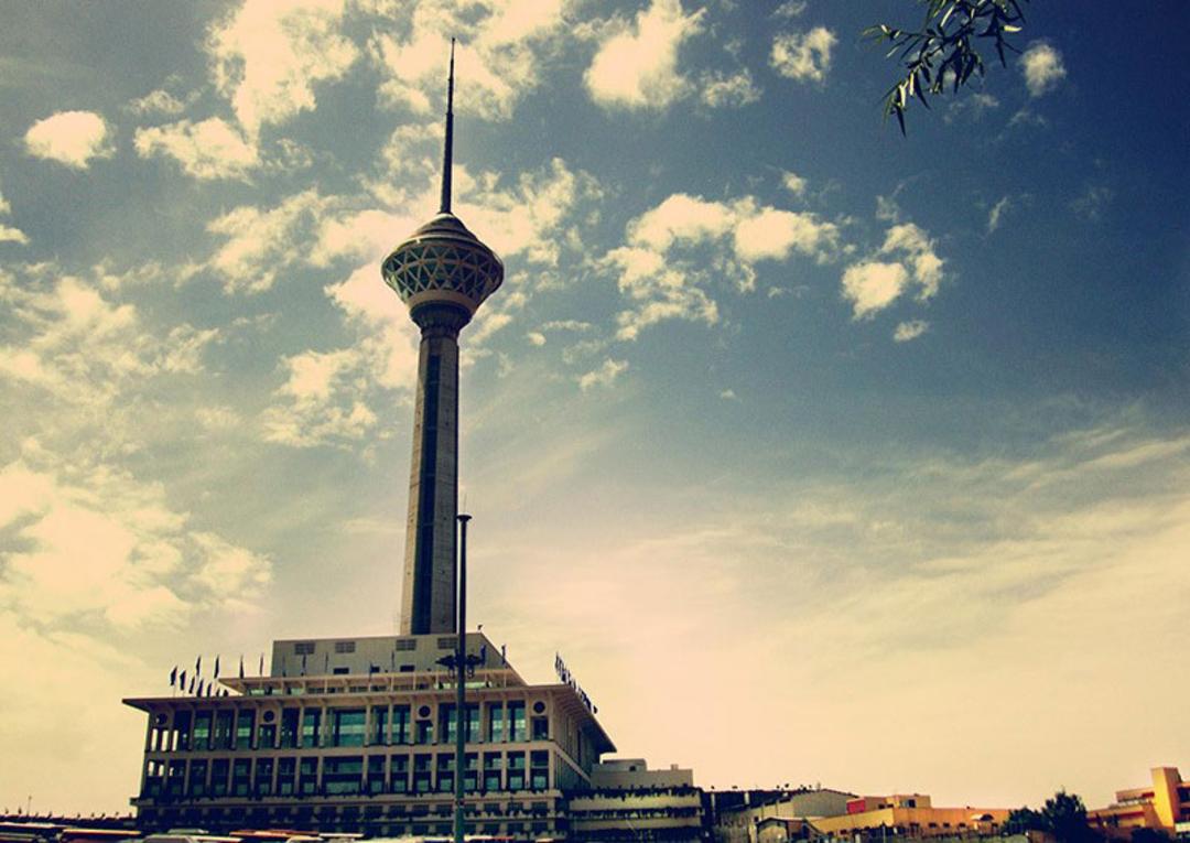 ساختمان برج میلاد و محوطه اطراف