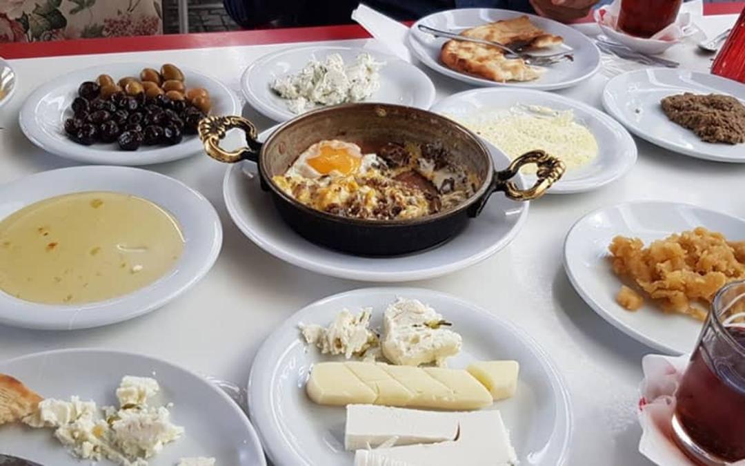 میز صبحانه پر و پیمان