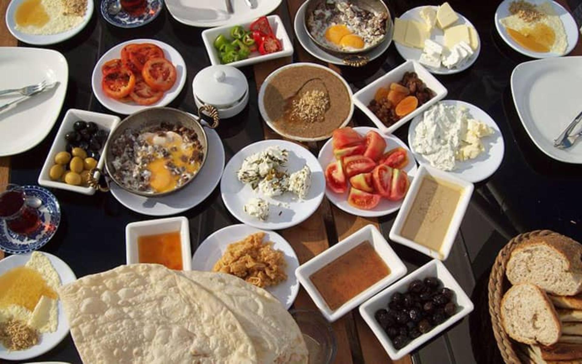 یک میز بزرگ صبحانه با انواع و اقسام خوراکی ها