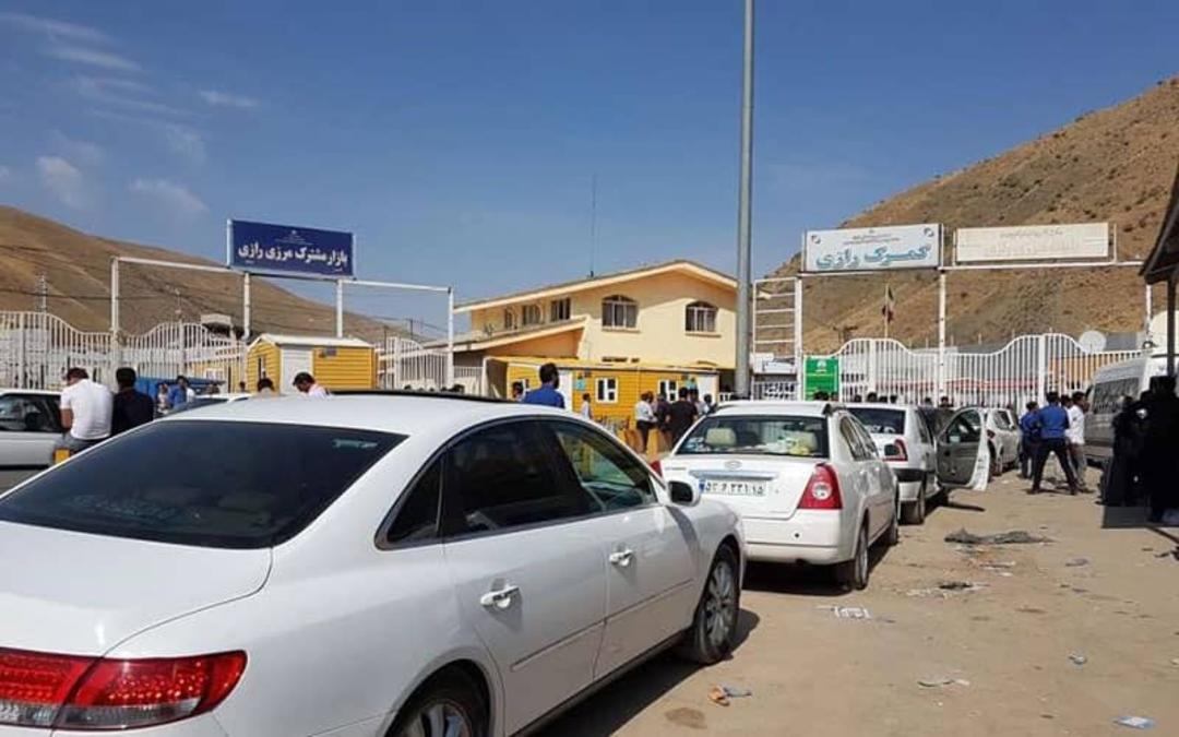 چندین ماشین در صف عبور از مرز رازی