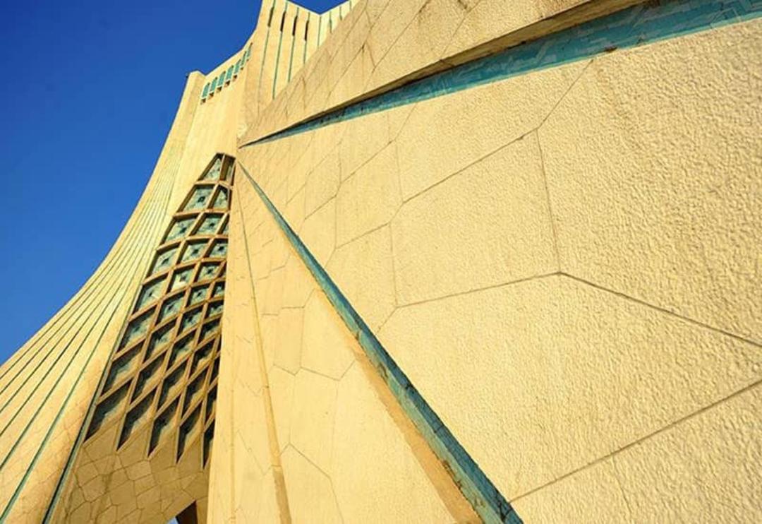 عکس برج آزادی از پایین