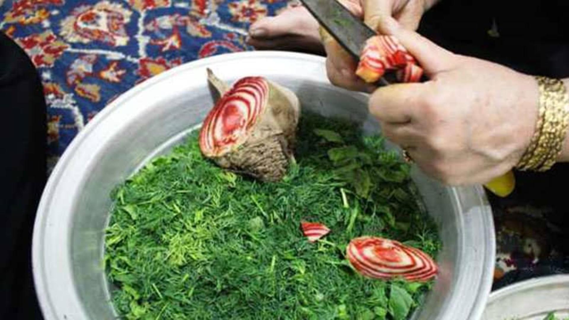 یک لگن بزرگ سبزی و چغندر خرد شده