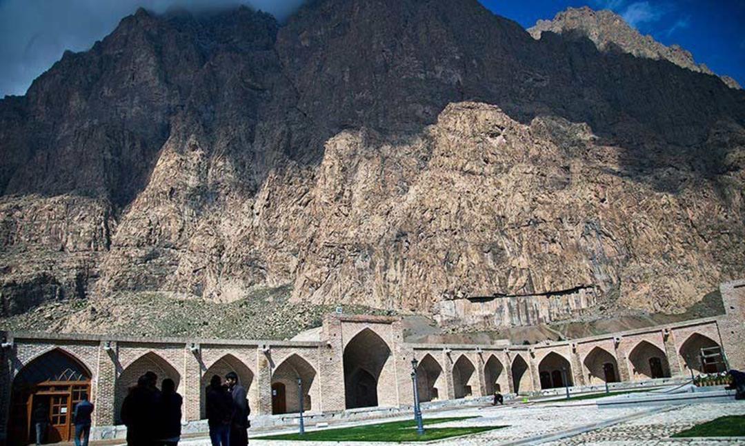 نمای داخلی کاروانسرای شاه عباسی و هتل لاله بیستون در دامنه کوه بیستون