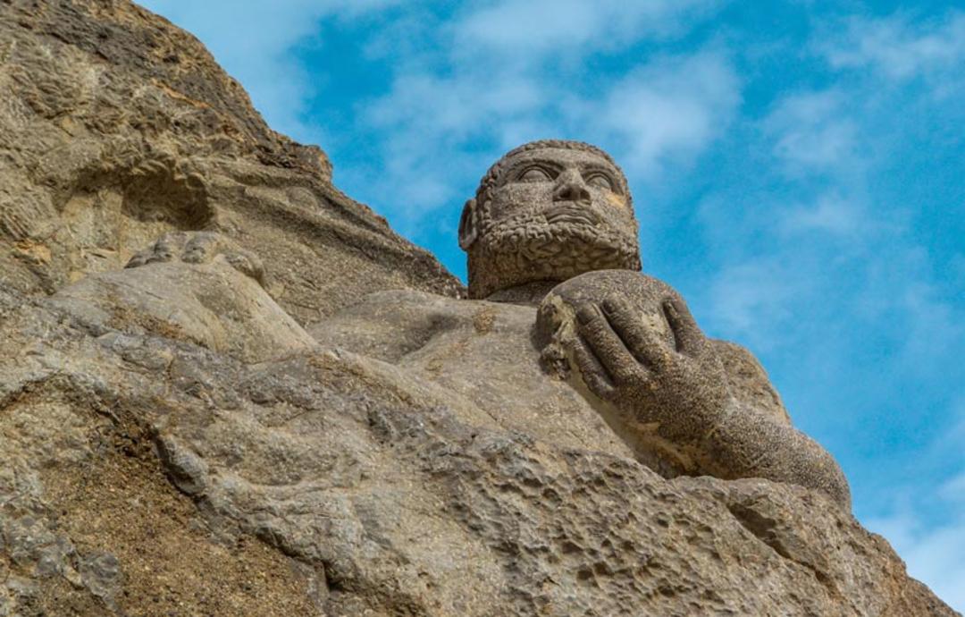 تندیس هرکول بر فراز کوه بیستون 