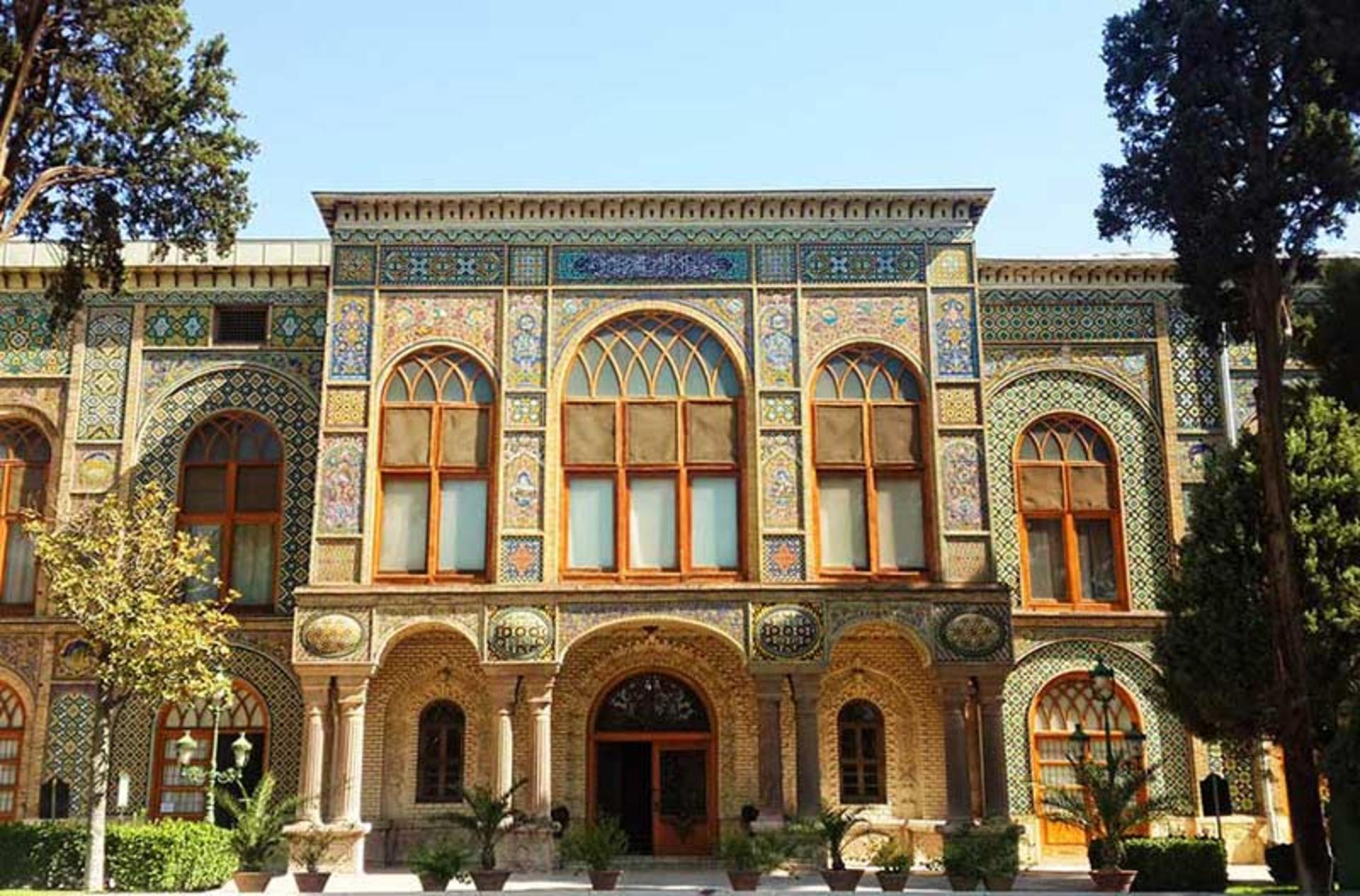 نمای بیرونی کخ گلستان در میان باغ زیبای اطرافش