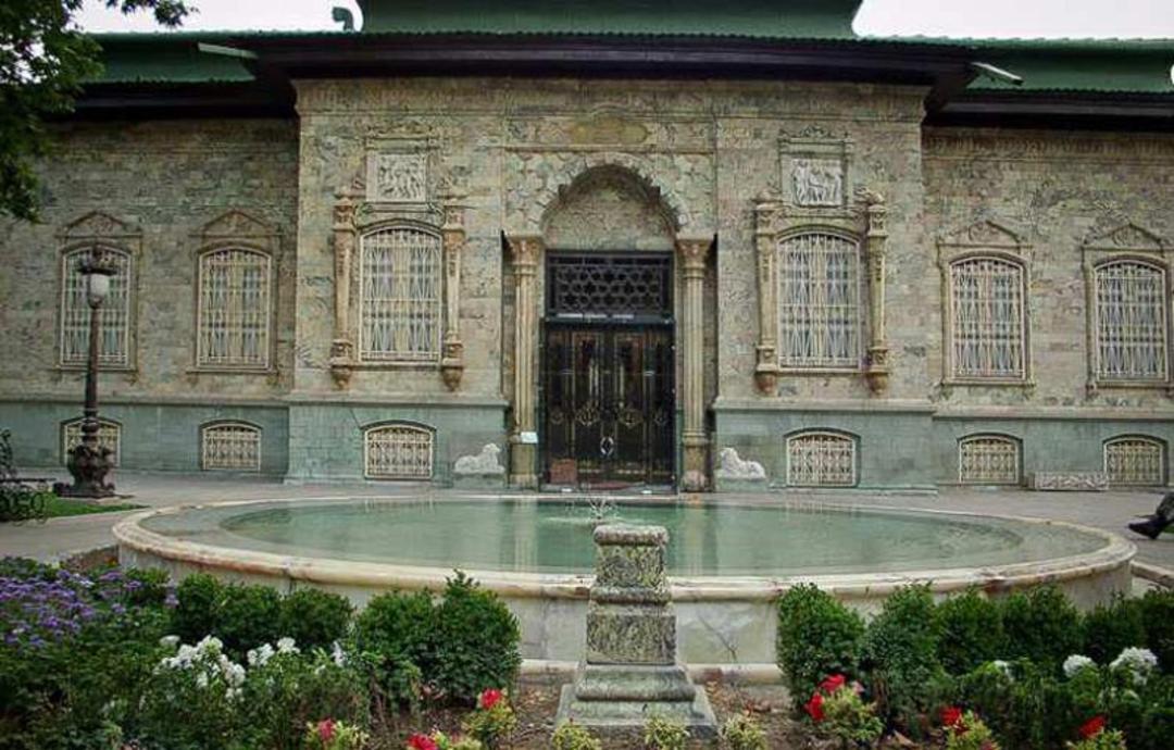 نمای بیرونی کاخ سبز و حوض روبه‌روی آن