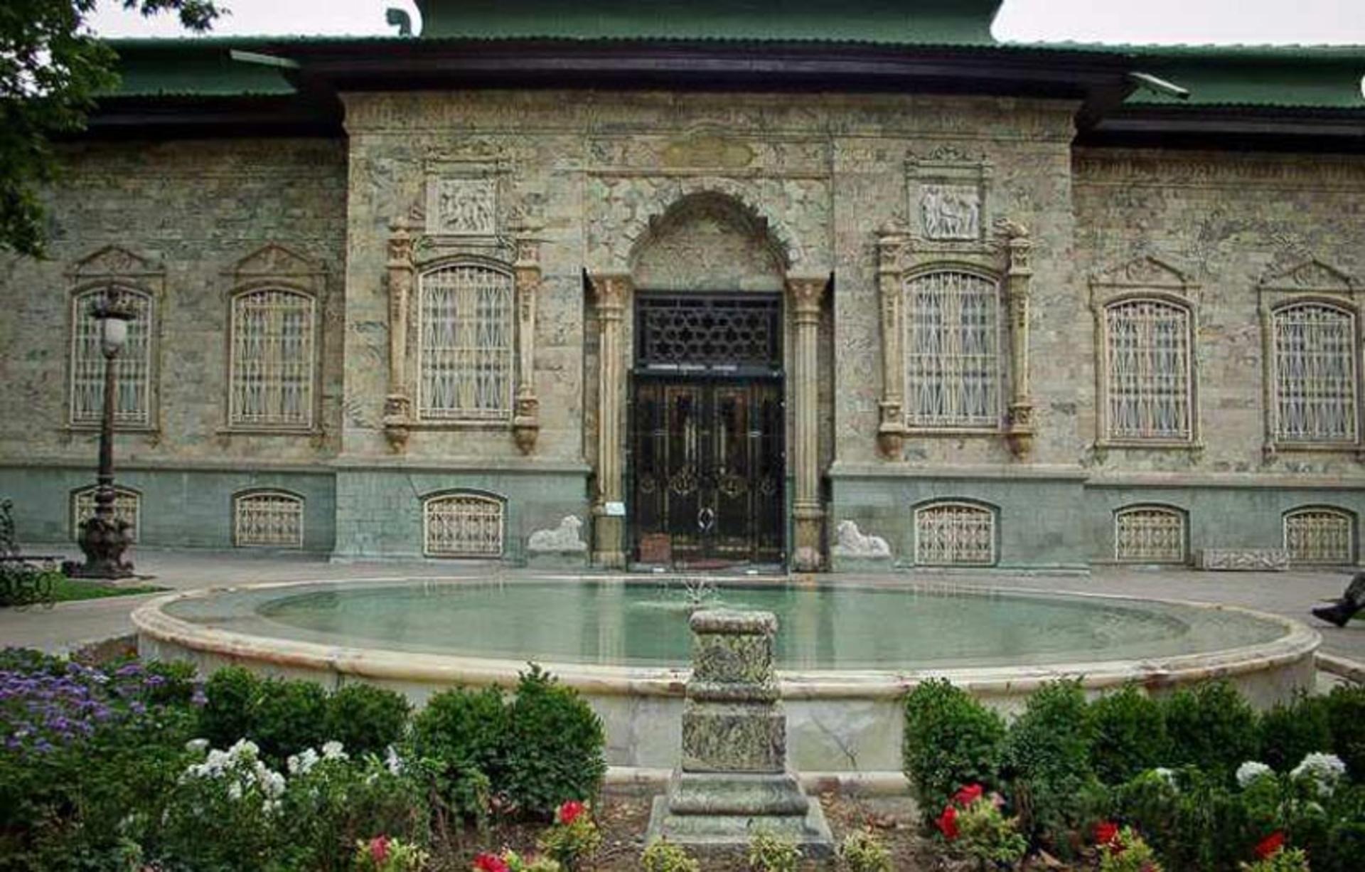 نمای بیرونی کاخ سبز و حوض روبه‌روی آن