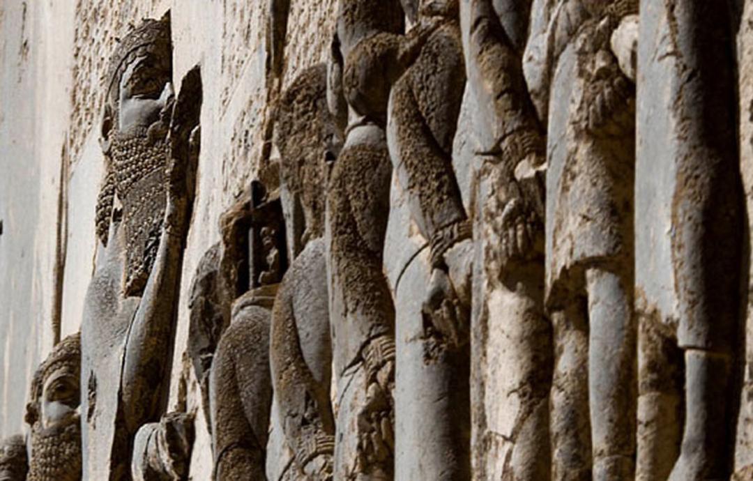 نقش برجسته داریوش از نمای نزدیک در کوه بیستون