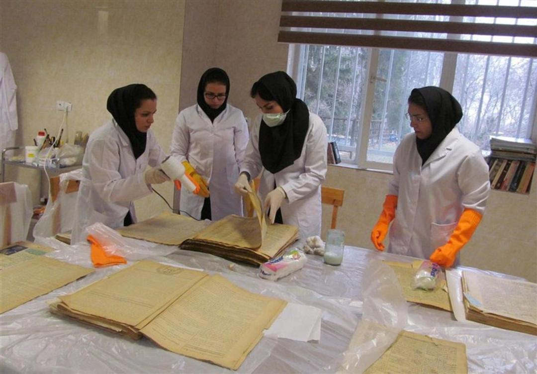 ترمیم کتاب های تاریخی در کتابخانه سعد آباد