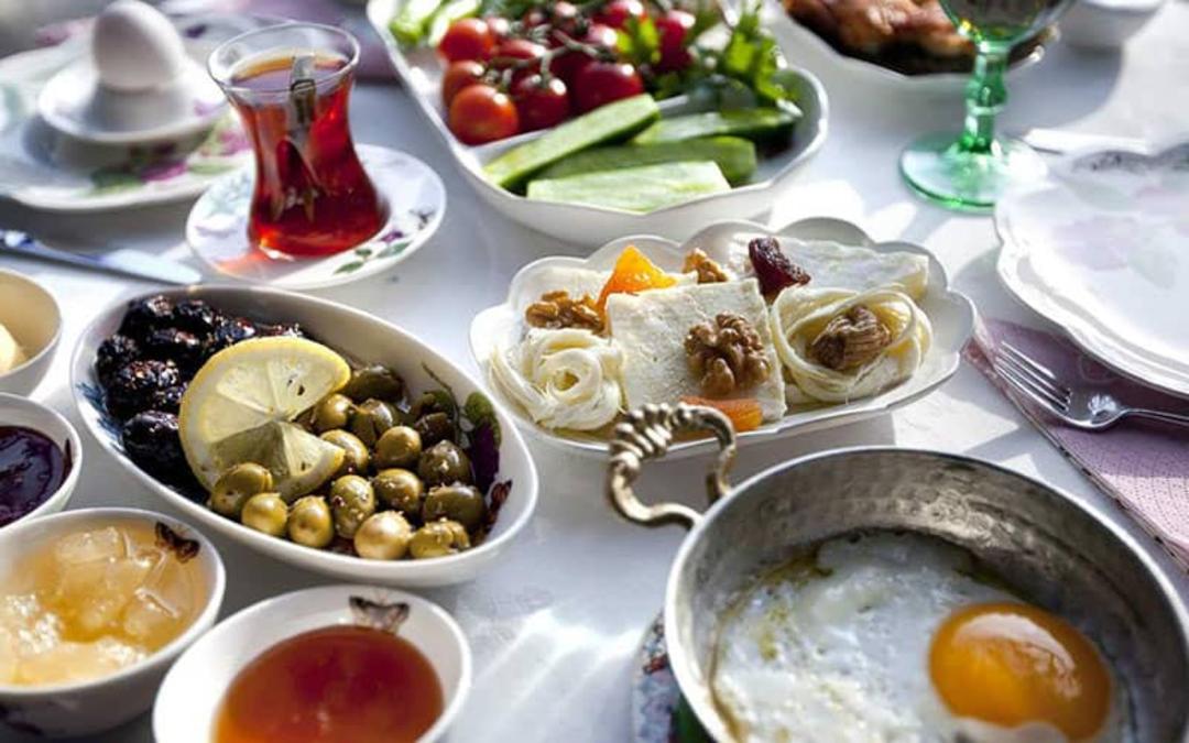صبحانه مفصل با چای و زیتون و پنیر و نیمرو