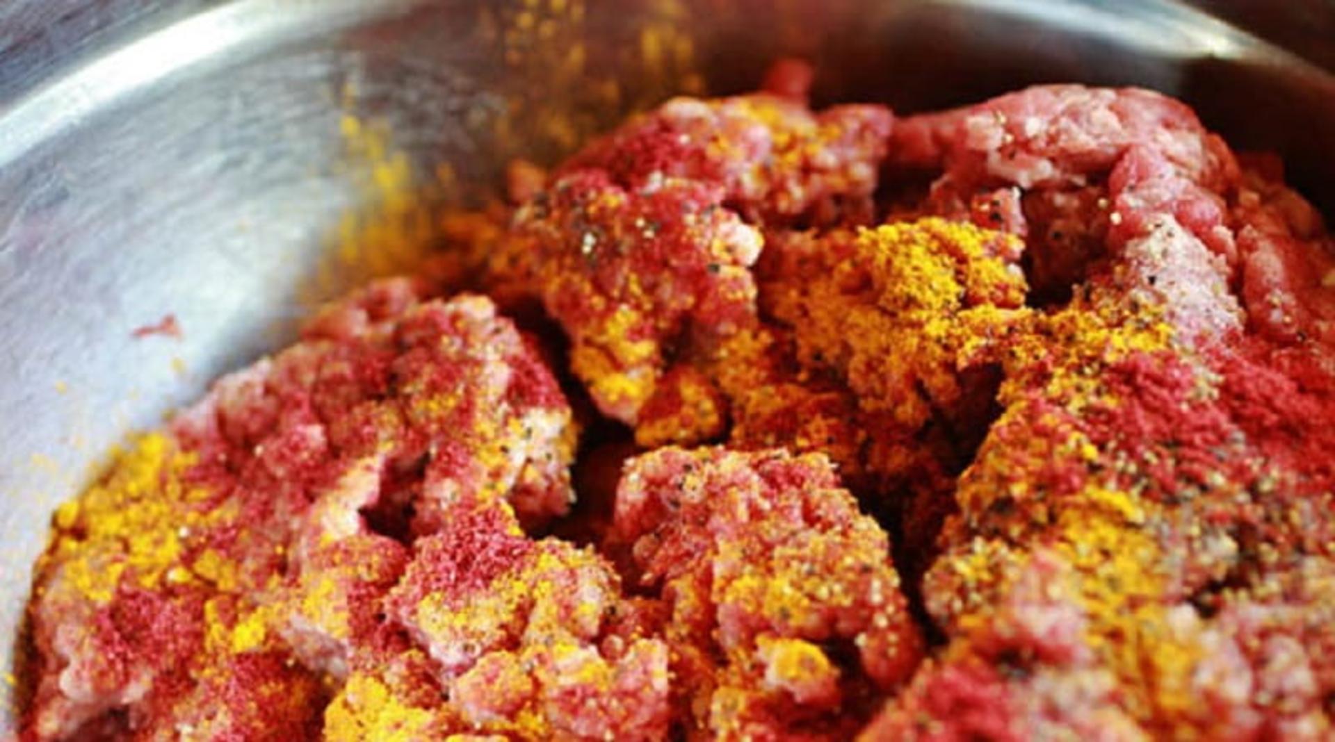 ورز دادن گوشت کباب کوبیده