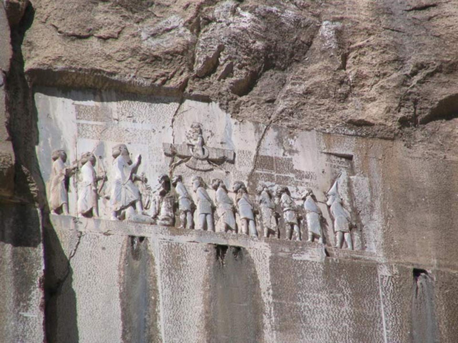 سنگ نوشته داریوش هخامنشی بر کوه بیستون از رو به رو