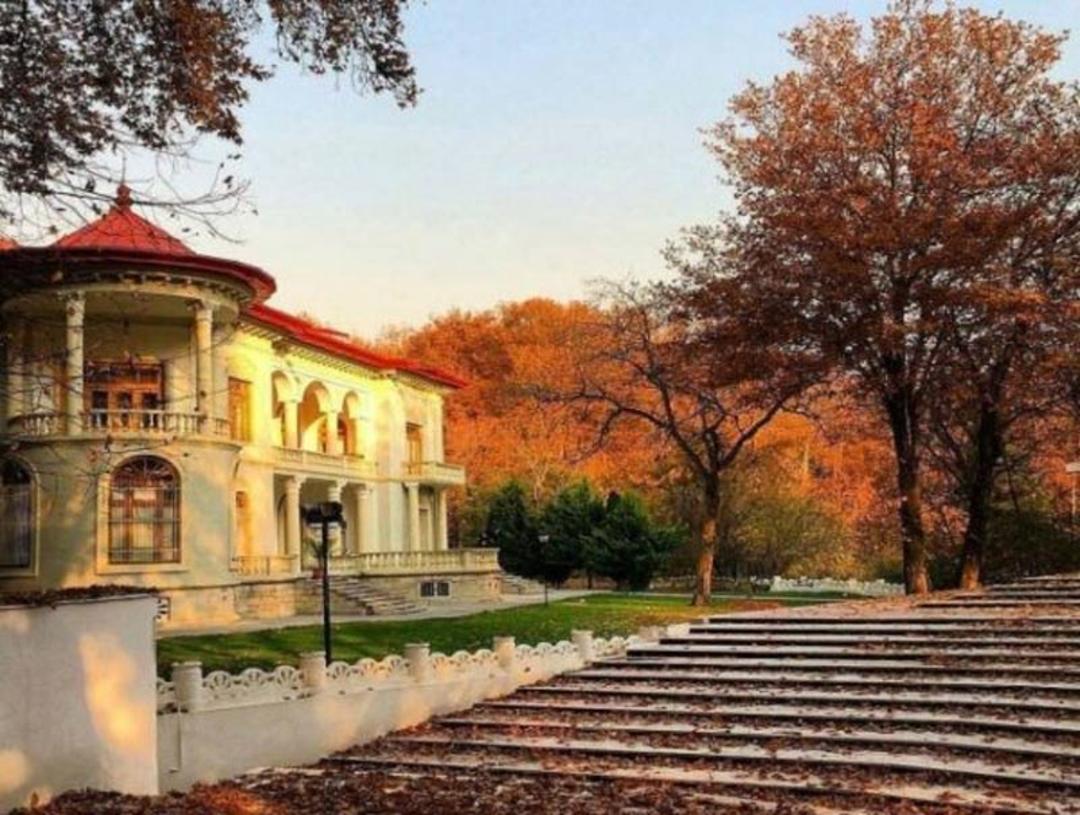 نمای بیرونی کاخ شهرام و موزه نظامی سعدآباد در پاییز