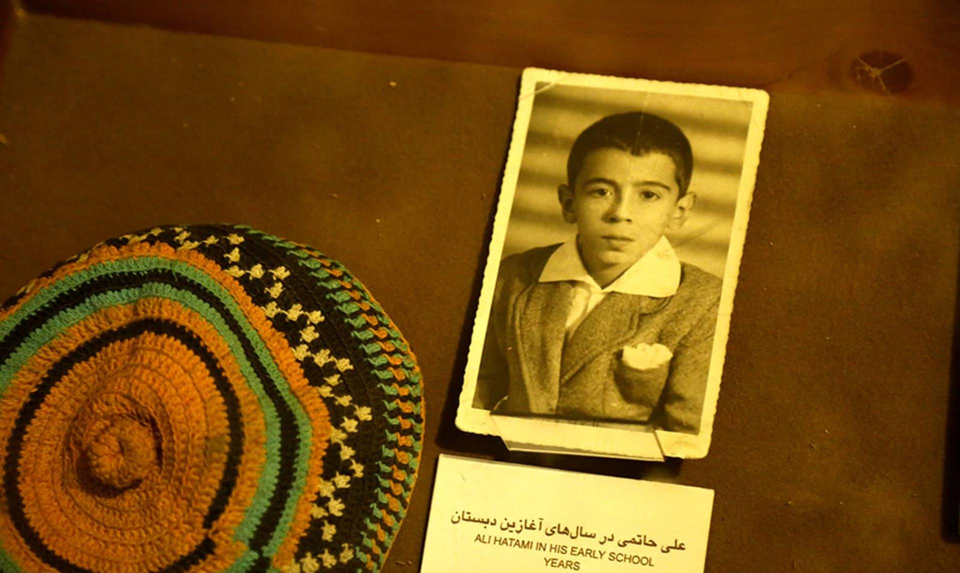عکس کودکی علی حاتمی در موزه سینمای ایران