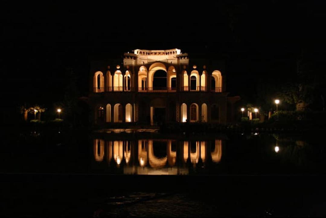 عمارت باغ شازده ماهان در شب