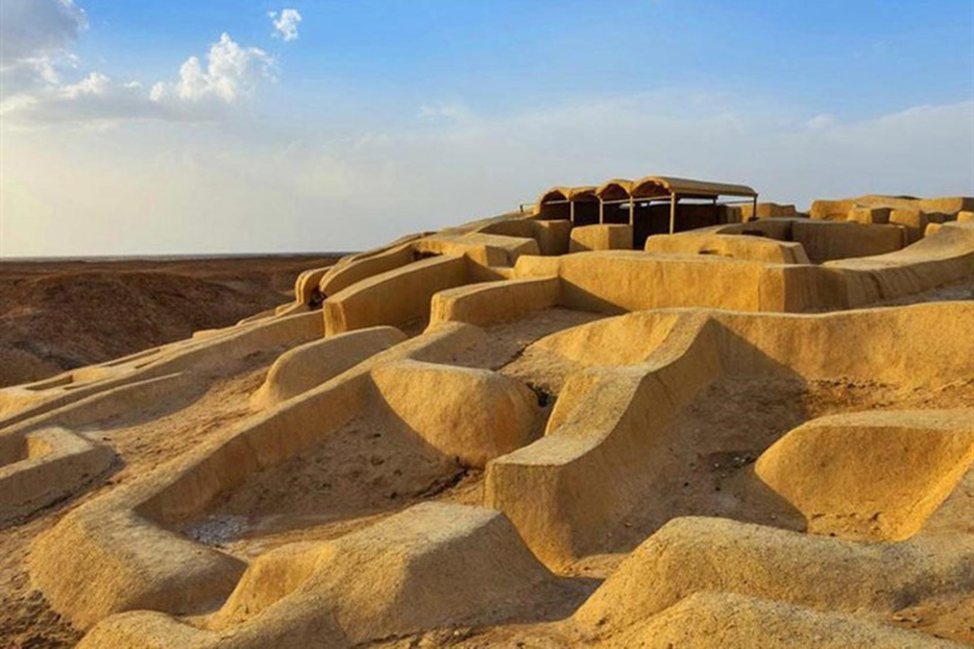 نمایی از شهر سوخته زابل زیر آسمان آبی