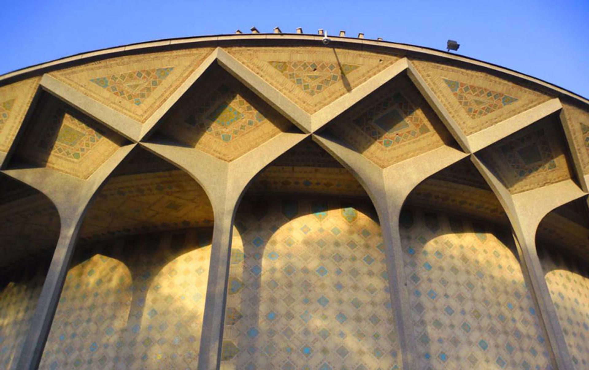کاشی‌کاری لاجوردی و معماری آجری تئاتر شهر