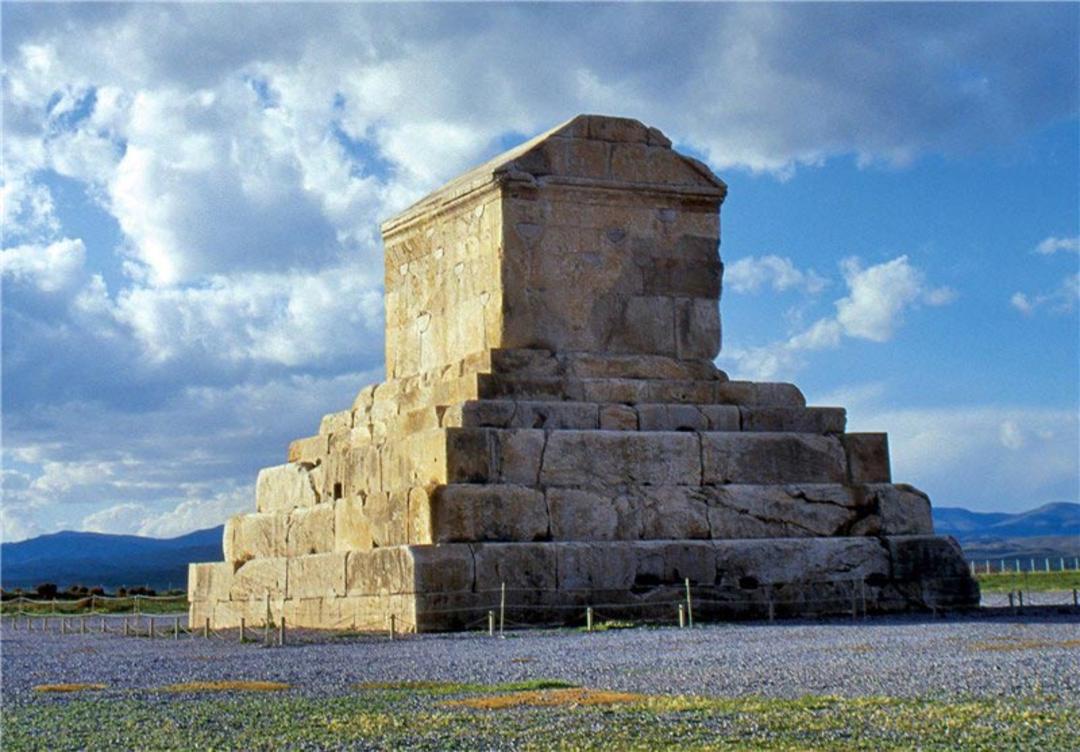 نمای بیرونی مقبره کوروش در پاسارگاد