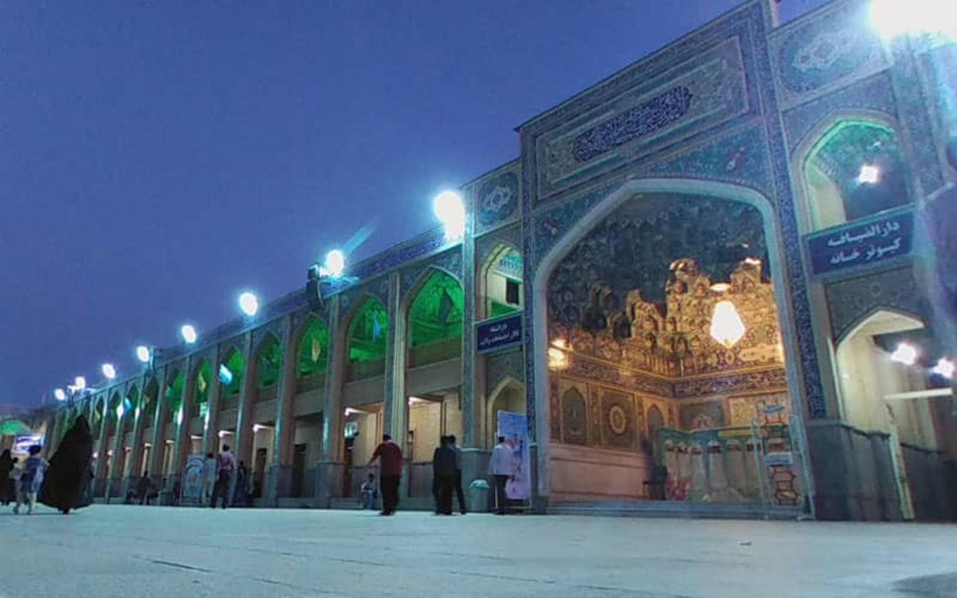 حیاط حرم در شب