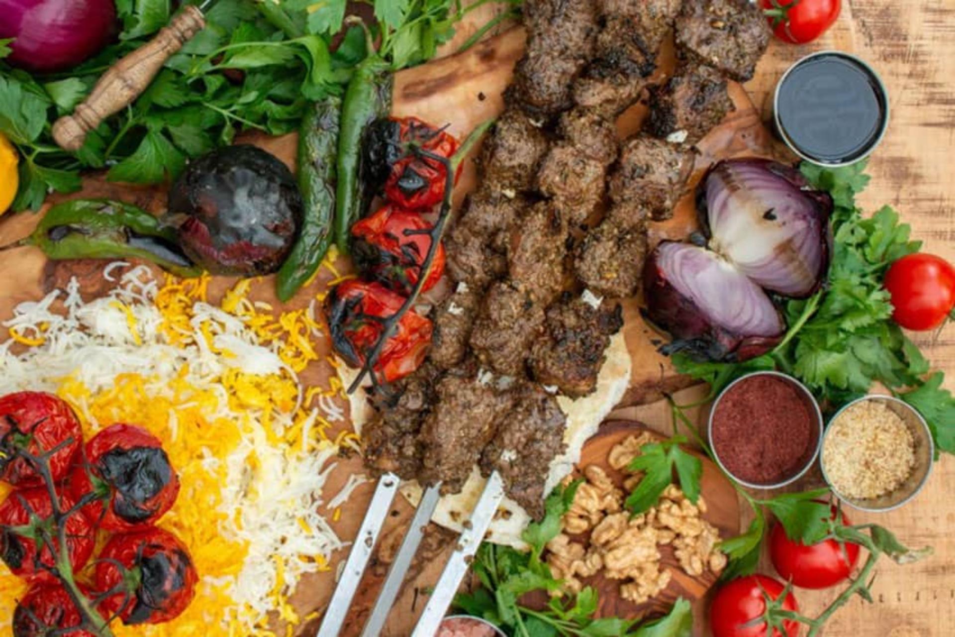 چند سیخ کباب ترش با برنج زعفرانی و گوجه