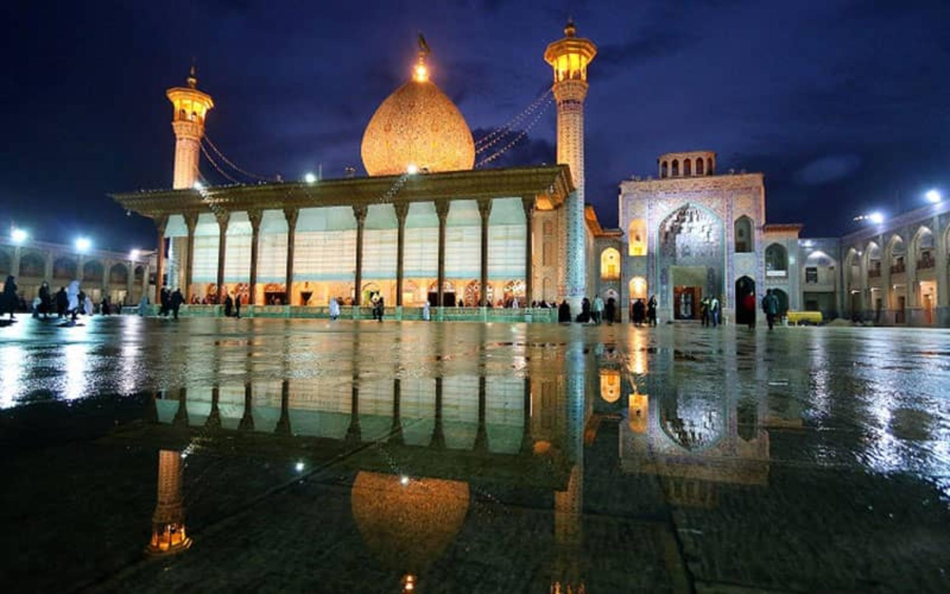 صحن حرم در شب