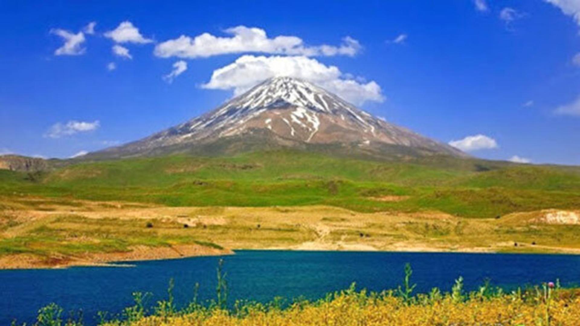 تصویری از قله دماوند و دریاچه نزدیک آن