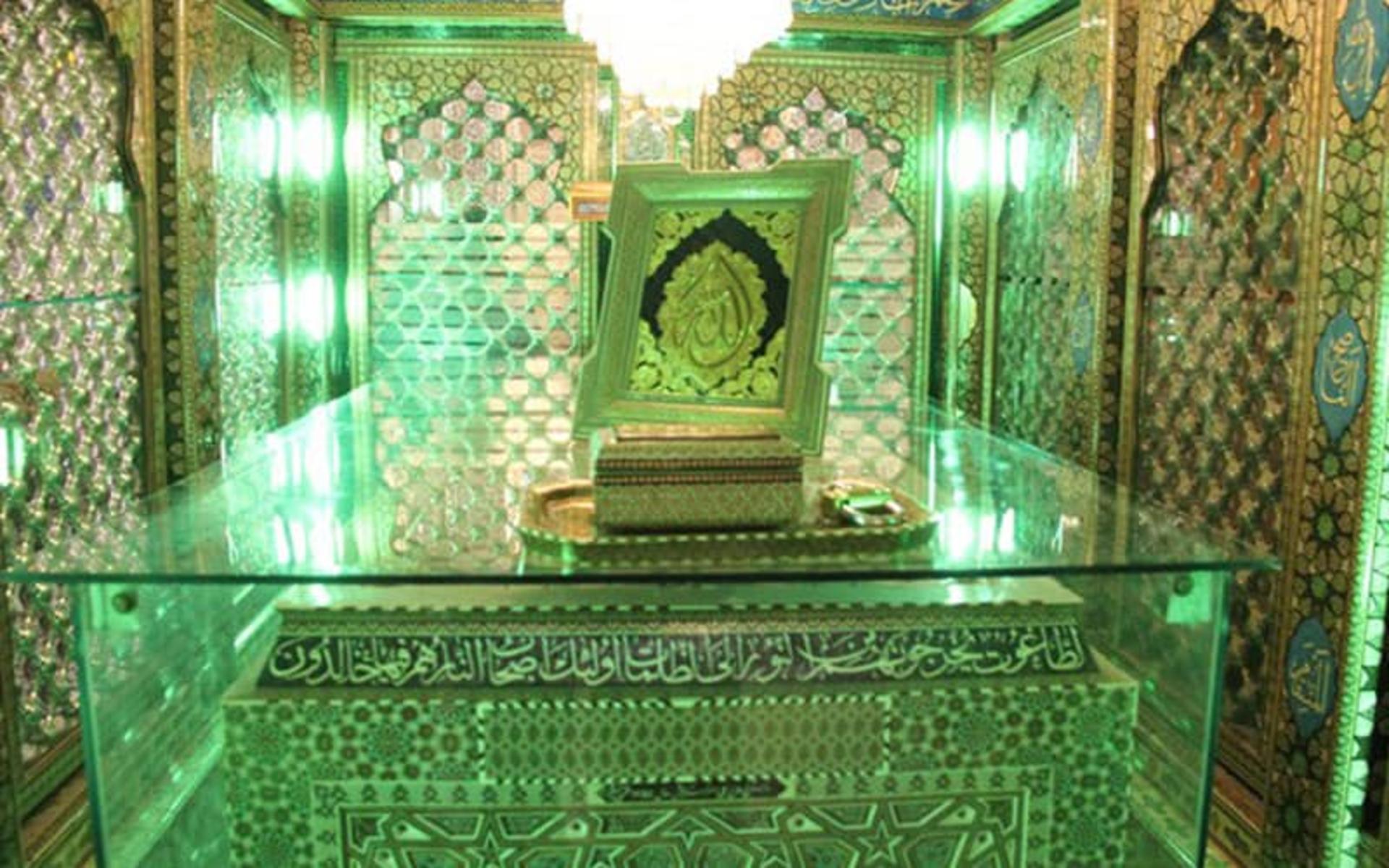 داخل ضریح حرم برادر حضرت شاهچراغ (ع)