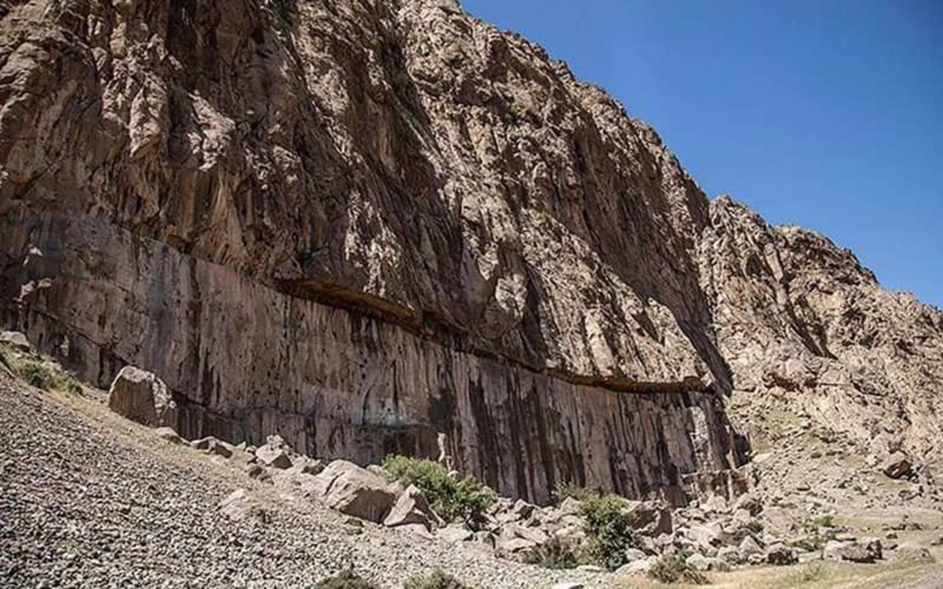فرهاد تراش در کوه بیستون