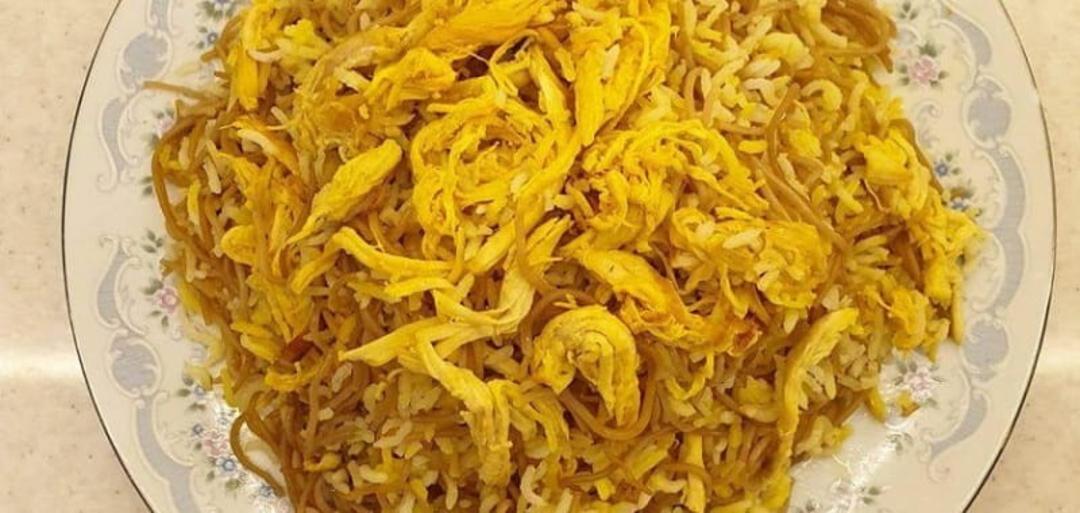 رشته پلو با مرغ ریش ریش
